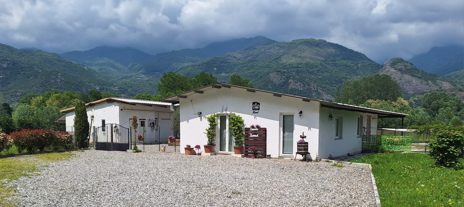 casa bianca dove vivono i cuccioli di terranova e corgi